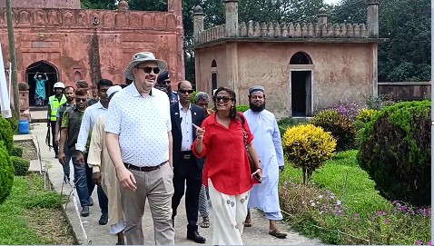 শিবগঞ্জ উপজেলার প্রত্নতাত্ত্বিক স্থাপনা পরিদর্শণ করলেন মার্কিন রাষ্ট্রদূত