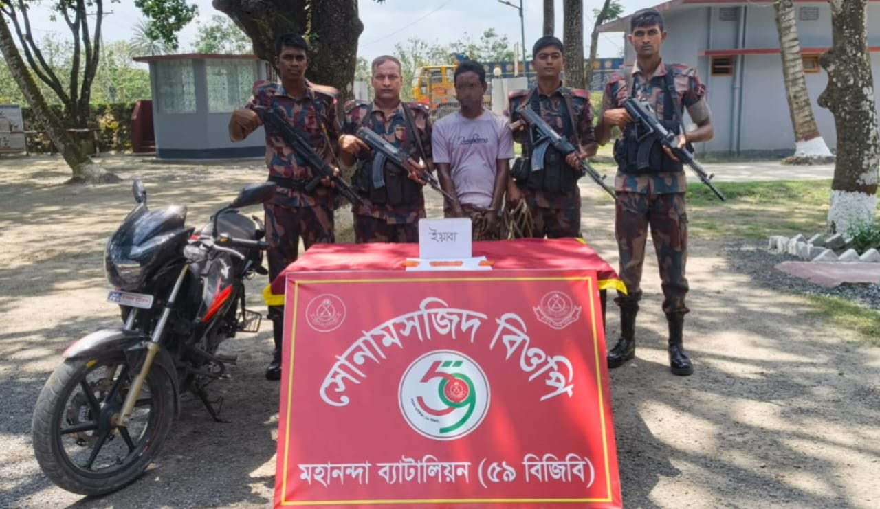 সোনমসজিদ সীমান্তে ৩৪০ পিস ইয়াবাসহ মোটরসাইকেল  আরোহি আটক