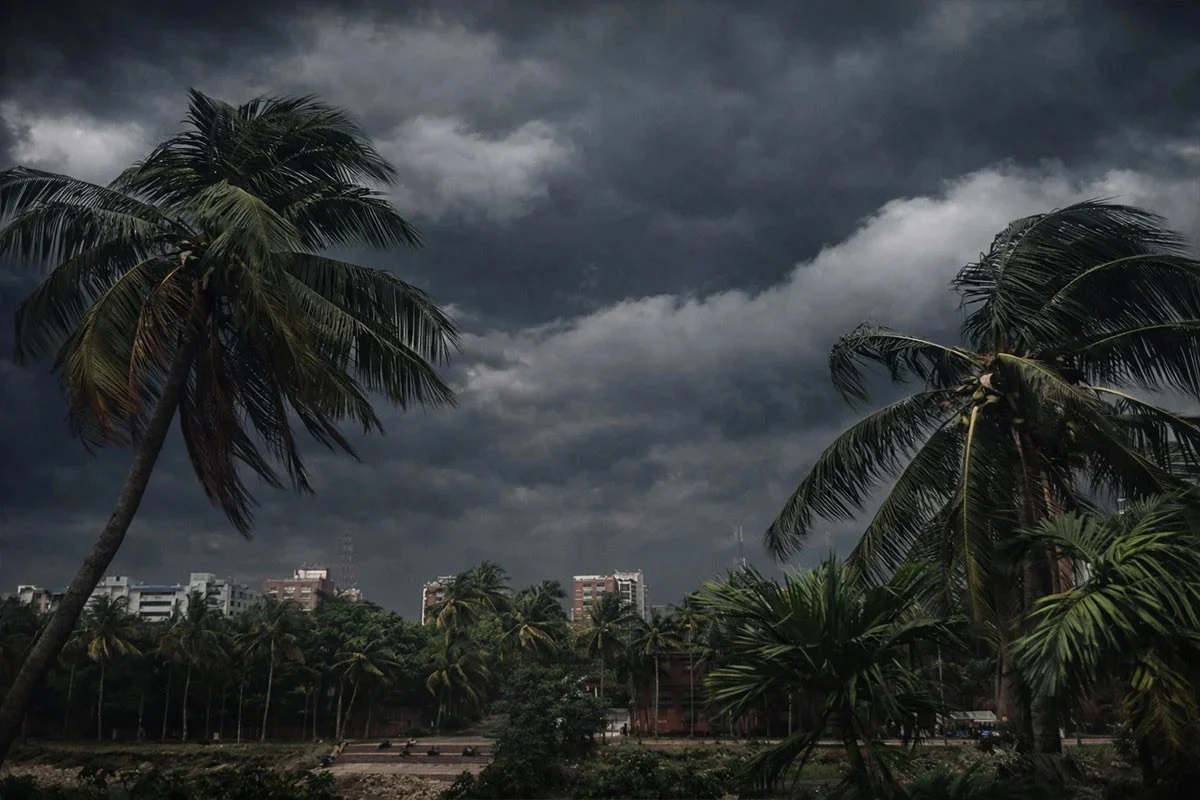 ১৫ জেলায় রাত ১টার মধ্যে ৬০ কিমি বেগে ঝড়ের শঙ্কা