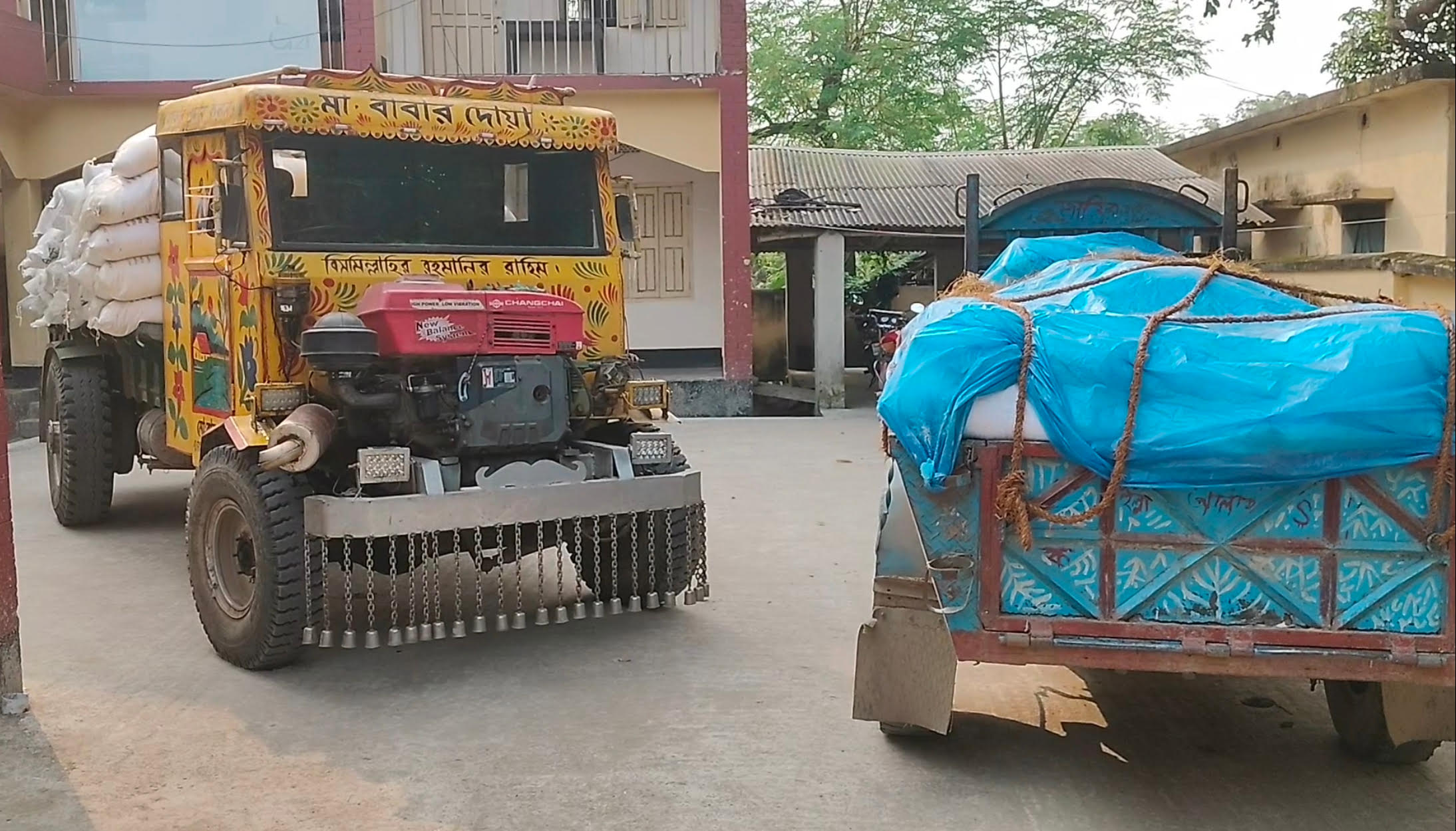 শিবগঞ্জে ১৬৪ বস্তা সার আটক কৃষকদের মধ্যে ন্যায্যমূল্যে বিক্রি