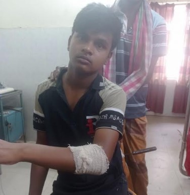 ভোলাহাটে সিগারেট বাকি না পেয়ে দোকানদারকে ছুরিকাঘাত