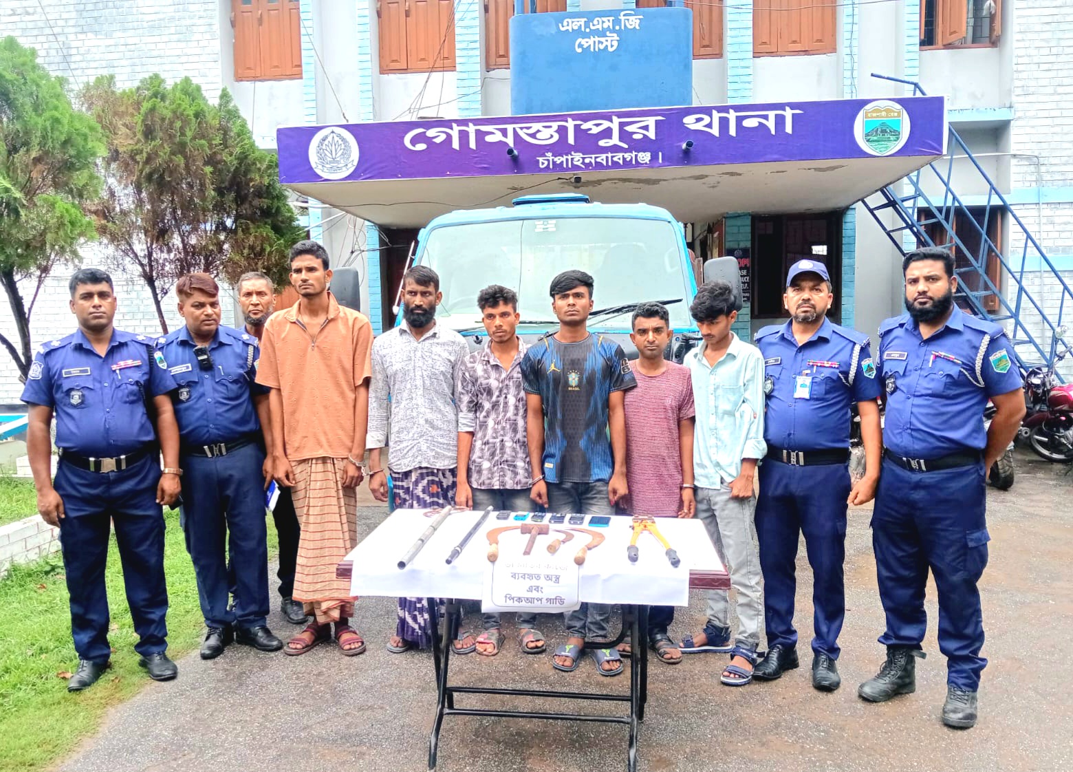 গোমস্তাপুরে আন্তঃজেলা ডাকাত দলের ৬ সদস্য গ্রেপ্তার, দেশীয় অস্ত্র ও পিকআপ জব্দ