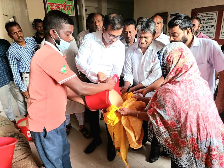 রহনপুর পৌরসভায় ভিজিএফের চাল বিতরণ শুরু