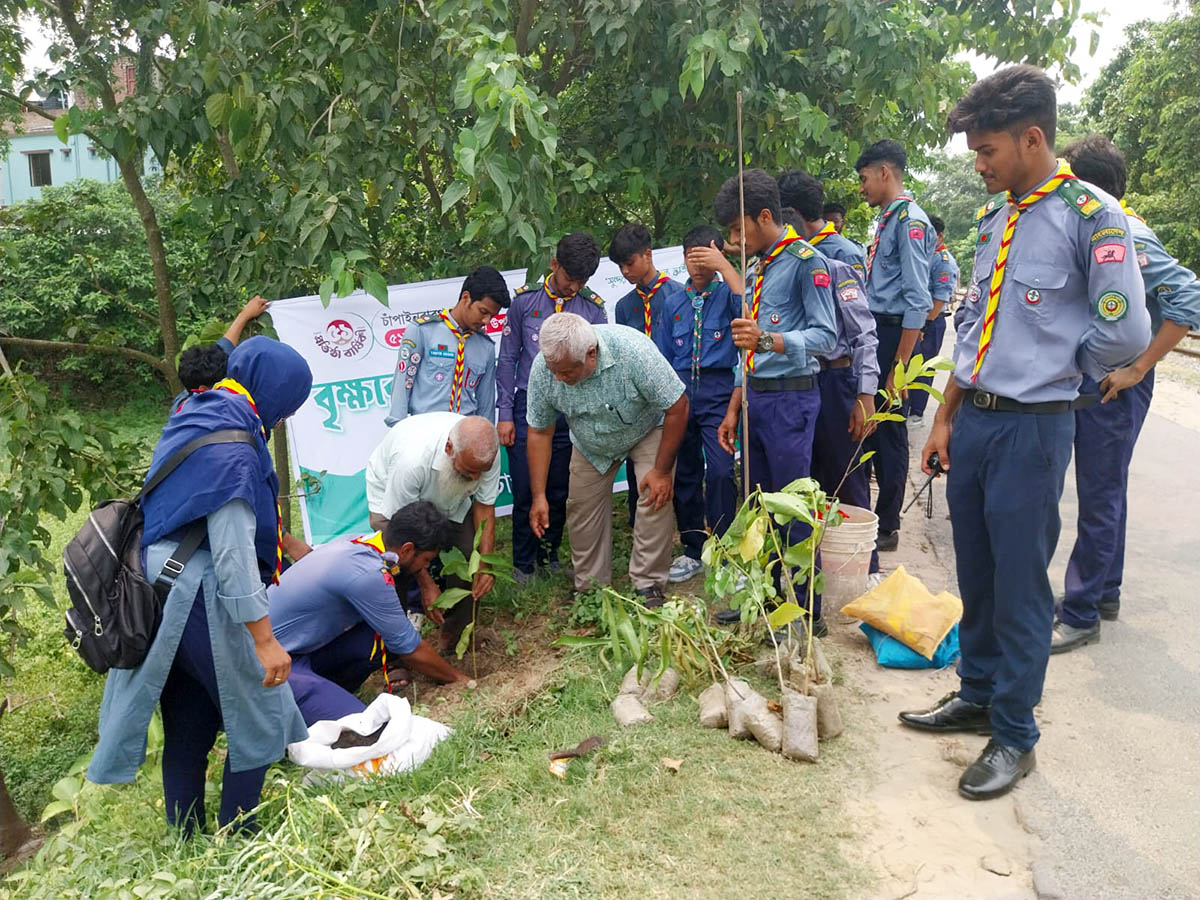 ৫১তম প্রতিষ্ঠাবার্ষিকীতে ৫১টি গাছের চারা রোপণ করল মুক্তমহাদল