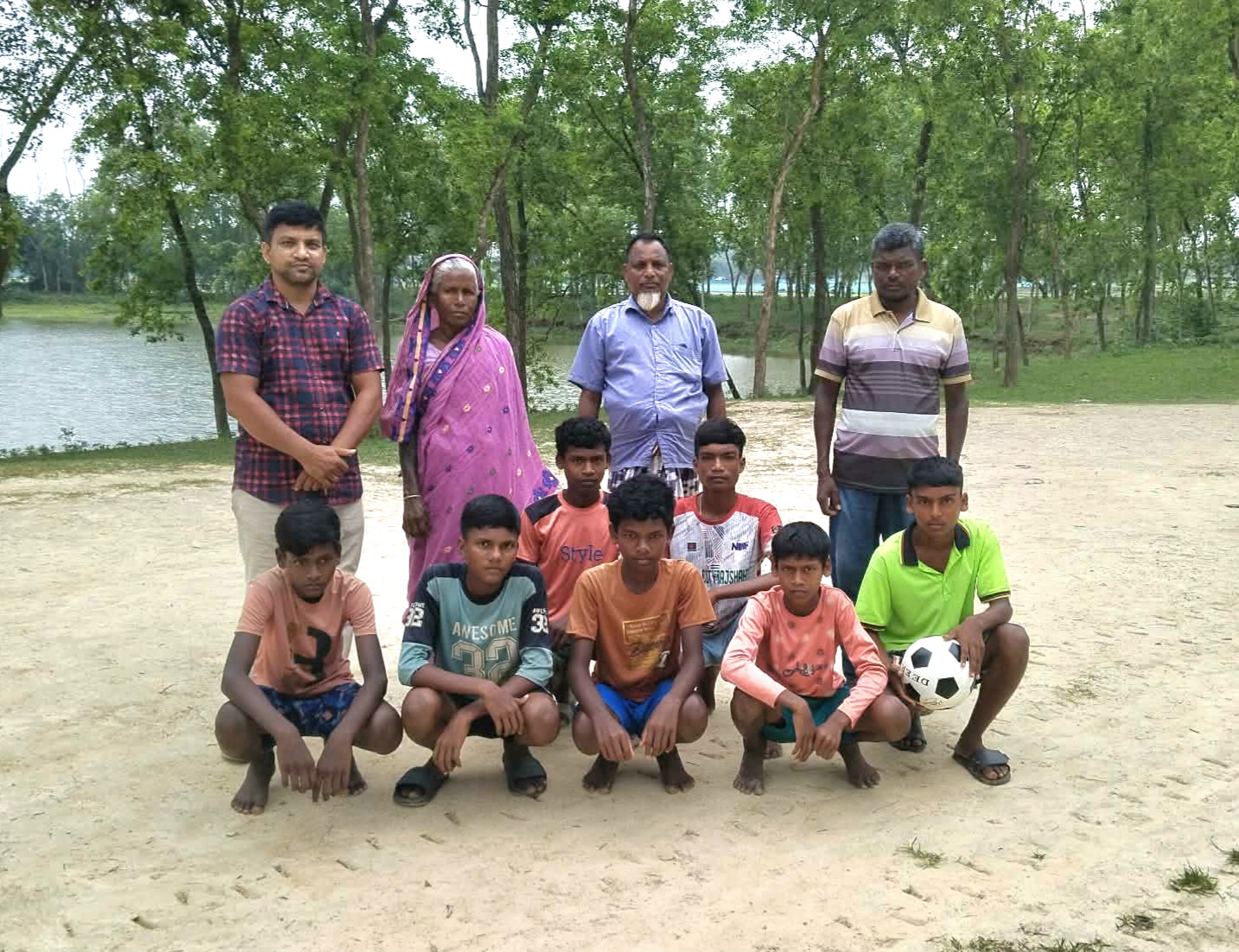 গোমস্তাপুরে ক্ষুদ্র নৃগোষ্ঠী এলাকায় ফুটবল বিতরণ