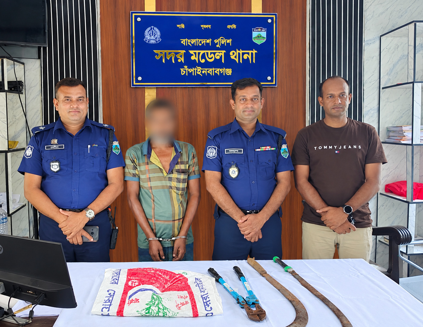 চাঁপাইনবাবগঞ্জে ডাকাতির প্রস্তুতিকালে দেশীয় অস্ত্র ও সরঞ্জামসহ গ্রেপ্তার ১