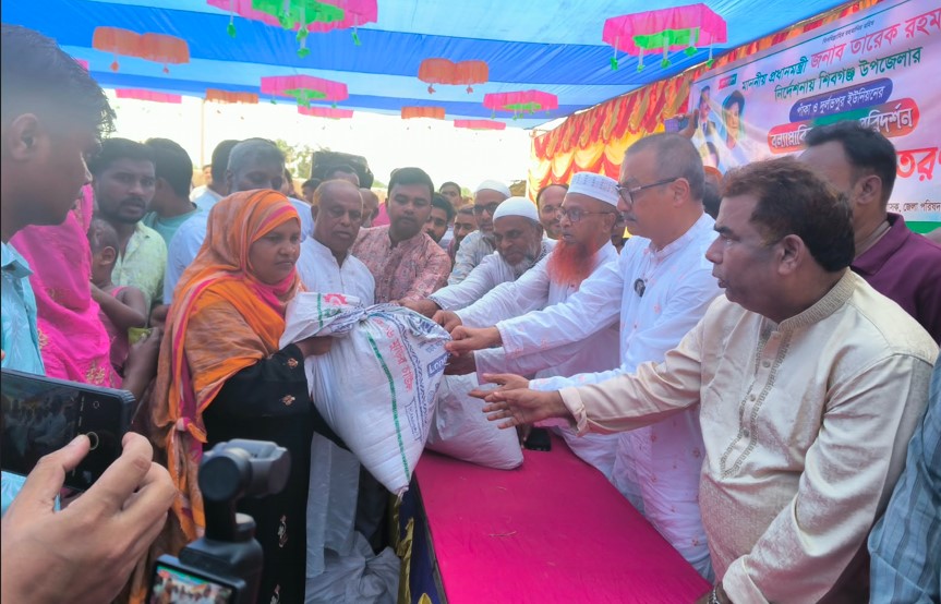 পাঁকা ও দুর্লভপুরে জেলা পরিষদের ত্রাণ বিতরণ