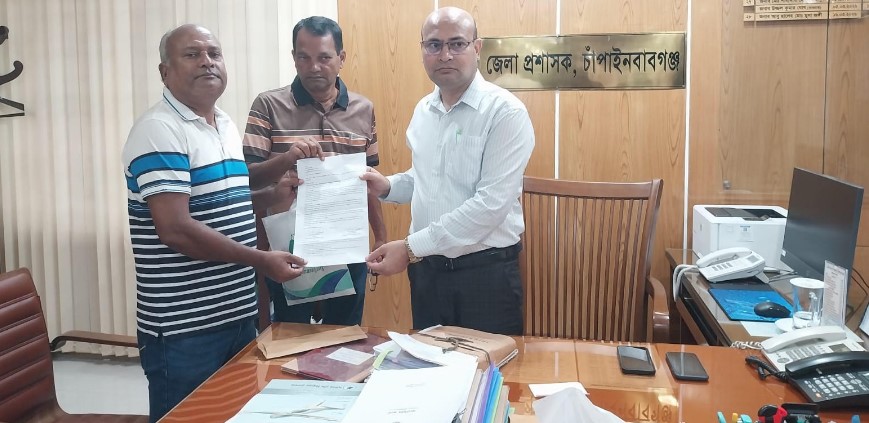 সিডিউল রেট বৃদ্ধির দাবিতে চাঁপাইনবাবগঞ্জ ঠিকাদার সমিতির স্মারকলিপি প্রদান