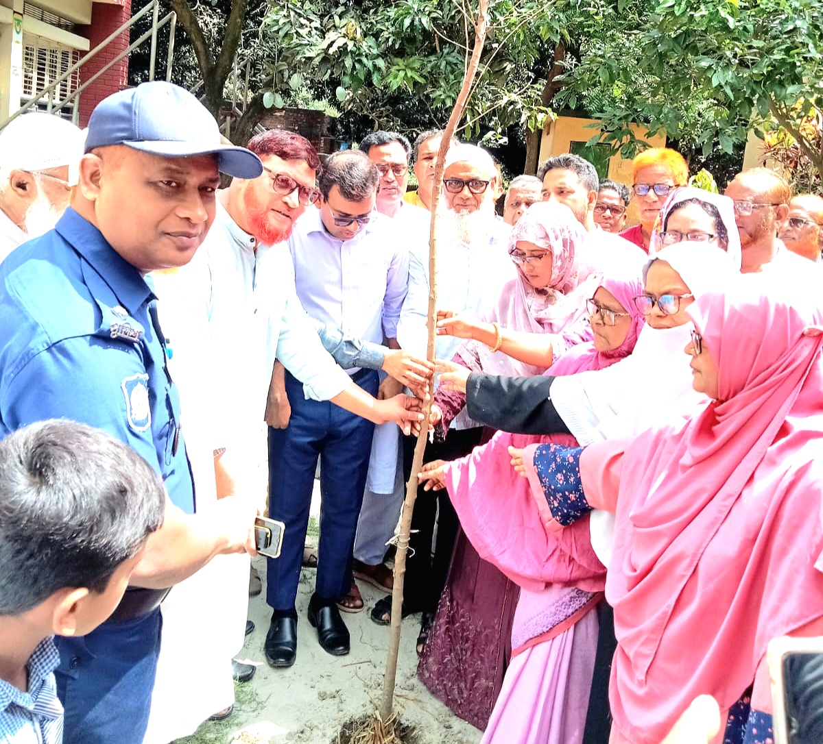 গোমস্তাপুরে প্রাথমিক বিদ্যালয়ে বৃক্ষরোপণ কর্মসূচির উদ্বোধন