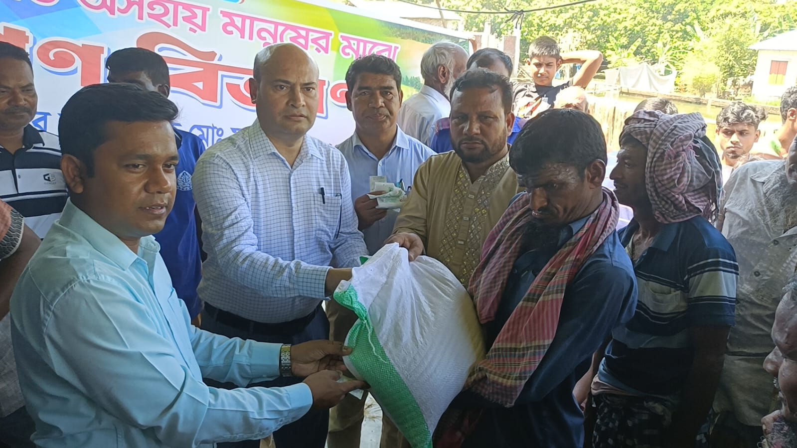 চাঁপাইনবাবগঞ্জে কমতে শুরু করেছে সব নদ-নদীর পানি, জেলা প্রশাসকের ত্রাণ বিতরণ
