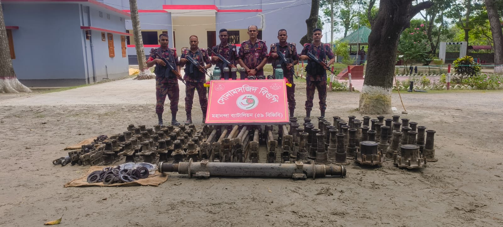 সোনামসজিদে ২৯১ পিস ট্রাকের বিভিন্ন প্রকার যন্ত্রাংশ জব্দ করেছে বিজিবি