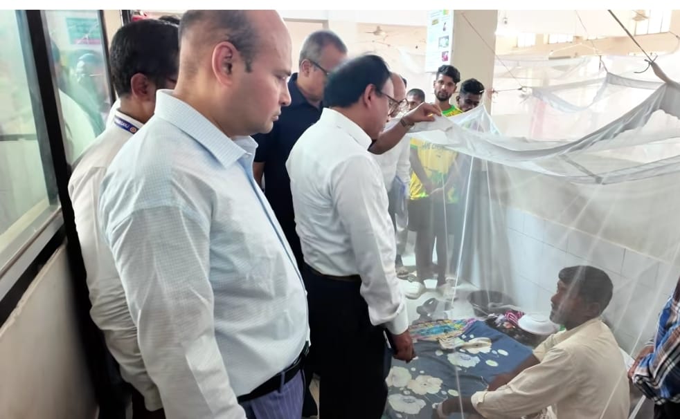 স্বাস্থ্য সচিবের জেলা হাসপাতালের ডেঙ্গু ওয়ার্ড পরিদর্শন :  চাঁপাইনবাবগঞ্জে চলতি বছর ডেঙ্গু রোগি ৩ হাজার ছুঁইছুঁই