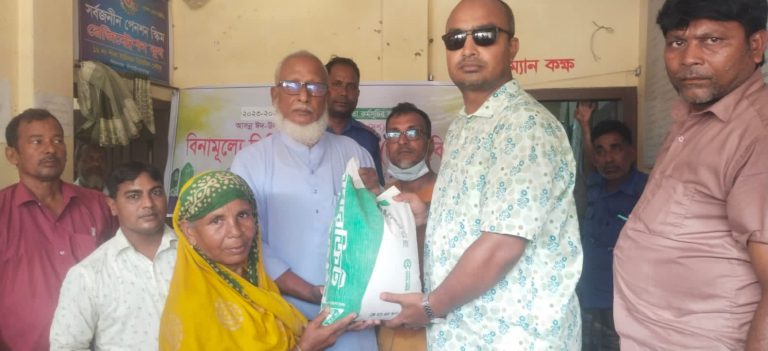 শিবগঞ্জের পাঁকায় ভিজিএফের চাল পেল ২৯৭৩ পরিবার