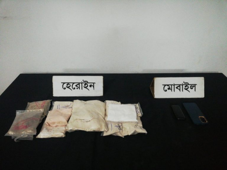 সীমান্তবর্তী পদ্মার দূর্গম চরে র‌্যাবের অভিযান, আদা ও মরিচ গাছের নীচে ২ কোটি টাকার হেরোইনসহ গ্রেপ্তার ১