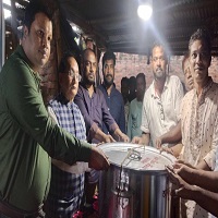 চাঁপাইনবাবগঞ্জে হরিজন সম্প্রদয়ের মাঝে বেঞ্চ সরবরাহ ও অন্যান্য উপকরণ বিতরণ