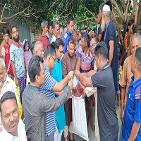 চাঁপাইনবাবগঞ্জে  বন্যায় পানিবন্দি মানুষের মাঝে ত্রাণ বিতরণ