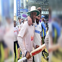 সাকিবকে ব্যাট উপহার দিলেন কোহলি