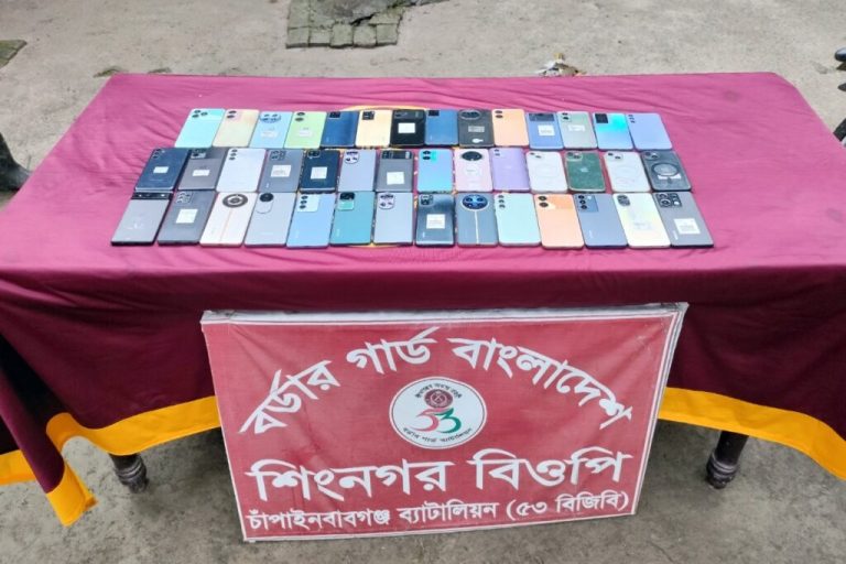 ভারতীয় ৪২টি মোবাইল ও একটি বাইকসহ দুজন আটক