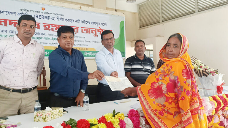 শিবগঞ্জে ১৫২ নারীর মধ্যে চেক ও সনদ বিতরণ