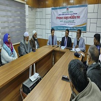 ভোটার হালনাগাদ উপলক্ষে শিবগঞ্জে উপজেলা সমন্বয় কমিটির সভা  শিবগঞ্জে ভোটার হালনাগাদ উপলক্ষে উপজেলা সমন্বয় কমিটির সভা অনুষ্ঠিত হয়েছে। আজ সকালে উপজেলা প্রশাসন ও উপজেলা নির্বাচন অফিসের আয়োজনে উপজেলা পরিষদ সভাকক্ষে এই সমন্বয় কমিটির সভা অনুষ্ঠিত হয়। সভায় উপজেলা নির্বাহী কর্মকর্তা আজাহার আলীর সভাপতিত্বে বক্তব্য দেন, উপজেলা নির্বাচন কর্মকর্তা শাহ আবুল কালাম আজাদ, উপজেলা শিক্ষা কর্মকর্তা পরিমল কুমার ঘোষ, শিবগঞ্জ ফাজিল মাদ্রাসার অধ্যক্ষ জোব্দুল হক ও বীরমুক্তিযোদ্ধা তরিকুল আলমসহ অন্যরা। সভায় ছবিসহ ভোটার হালনাগাদ কার্যক্রম যথাযথ ভাবে সম্পন্ন করতে সকলের সহযোগিতা কামনা করেন বক্তারা। এদিকে একটি পৌরসভা ও ১৫টি ইউনিয়নে বাড়ি বাড়ি গিয়ে ভোটার হালনাগাদ কার্যক্রম শুরু করেছে উপজেলা নির্বাচন অফিস। আগামী ৩ ফেব্রুয়ারি পর্যন্ত প্রাথমিক তথ্য সংগ্রহের কার্যক্রম চলবে। ৫ ফেব্রুয়ারি থেকে ১১ এপ্রিল পর্যন্ত ভোটারদের বায়োমেট্রিক তথ্য গ্রহণসহ নিবন্ধন, ১২ ফেব্রুয়ারি থেকে ১৬ এপ্রিল পর্যন্ত ভোটার এলাকা স্থানান্তরের আবেদনের পাশাপাশি মৃতদের নাম বাদ দেওয়া হবে। সব তথ্য ৫ মে এর মধ্যে সার্ভারে আপলোড করা হবে। উপজেলা নির্বাচন কর্মকর্তা শাহ মো. আবুল কালাম আজাদ জানান, তথ্য সংগ্রহের জন্য প্রশিক্ষণ দেওয়া হয়েছে। একই সঙ্গে আইন অনুযায়ী কাজ করতে বলা হয়েছে। একটি পৌরসভা ও ১৫টি ইউনিয়ন ২২০ জন তত্ত্বাবধায়কের অধীনে তথ্য সংগ্রহকারীরা কাজ করছেন এবং সুপারভাইজার আছেন ৪৭ জন।