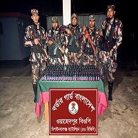 চাঁপাইনবাবগঞ্জ সীমান্তে মাটি খুঁড়ে ২শত বোতল ফেনসিডিল উদ্ধার করল বিজিবি
