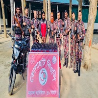 ভোলাহাট সীমান্তে ফেনসিডিল ও মোটরসাইকেলসহ যুবক আটক