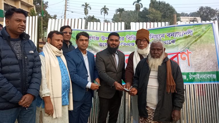 শিবগঞ্জে বন্যা-নদী ভাঙনে ক্ষতিগ্রস্থ ৫৫ পরিবারের মাঝে ঢেউটিন ও নগদ অর্থ প্রদান