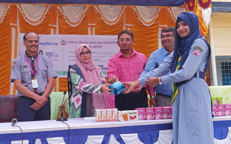 চাঁপাইনবাবগঞ্জে পরিচ্ছন্নতা বিষয়ক স্বাস্থ্য সচেতনতামূলক বিশেষ কর্মশালা