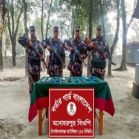 শিবগঞ্জ বিজিবি’র অভিযানে স্মার্টফোন জব্দ