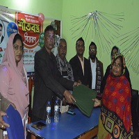 গোমস্তাপুরে শীতবস্ত্র বিতরণের মধ্য দিয়ে স্বেচ্ছাসেবী সংগঠনের আত্মপ্রকাশ