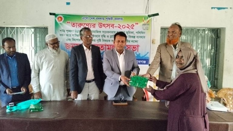 শিবগঞ্জে প্রশিক্ষণার্থীদের মাঝে সনদ বিতরণ