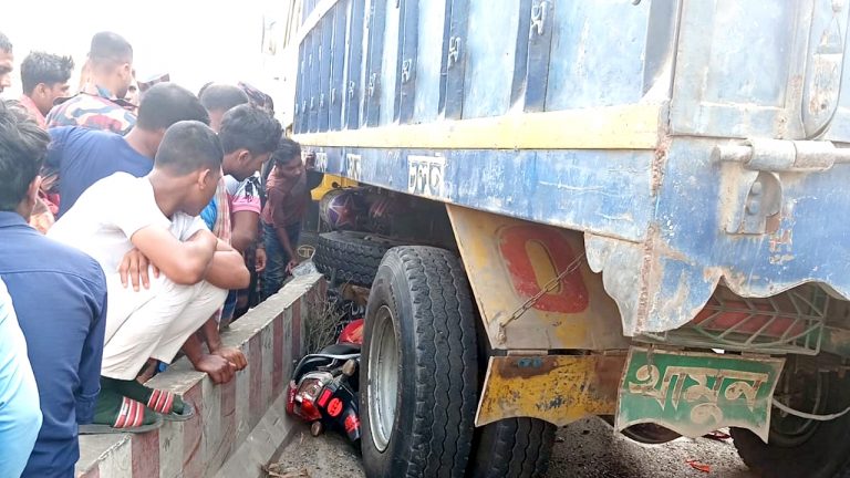 সোনামসজিদে ট্রাক-মোটরসাইকেলের সংঘর্ষে ব্যবসায়ী নিহত
