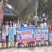 অবৈধ বালু উত্তোলন ও ইজারা না দেয়ার দাবিতে মানববন্ধন