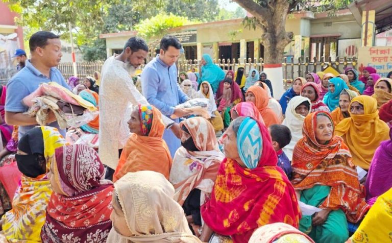 চাঁপাইনবাবগঞ্জে বিভিন্ন সংগঠনের ঈদ উপহার বিতরণ