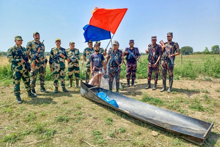 শিবগঞ্জে অবৈধভাবে ভারতে অনুপ্রবেশকারী বাংলাদেশী জেলেকে ফেরত দিয়েছে বিএসএফ