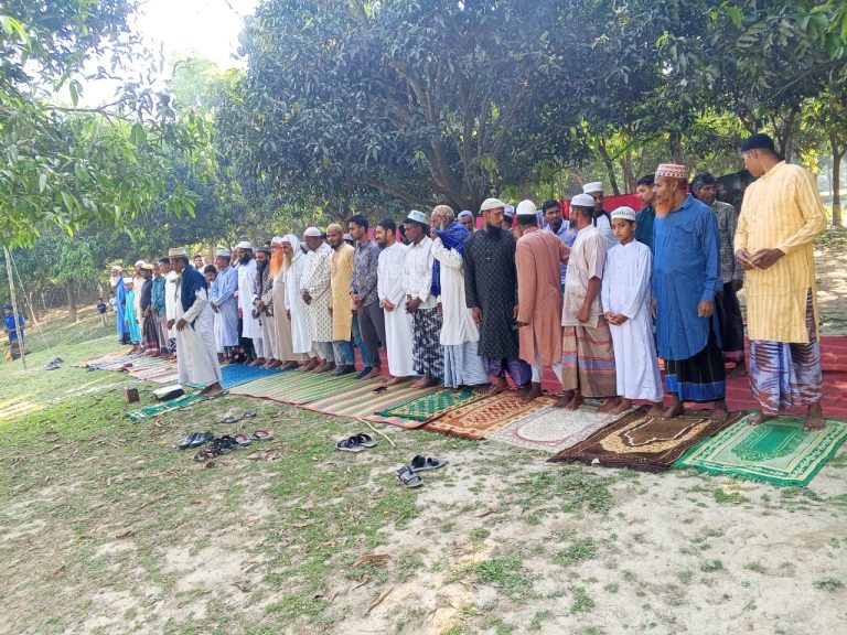 সৌদি আরবের সাথে মিল রেখে চাঁপাইনবাবগঞ্জের দুই গ্রামে ঈদ উদযাপন