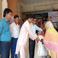 চাঁপাইনবাবগঞ্জ পৌরসভায় ভিজিএফের চাল বিতরণ