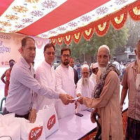 চাঁপাইনবাবগঞ্জে এরফান গ্রুপের উদ্যোগে দুঃস্থ, অসহায় ও হতদরিদ্রদের মাঝে ঈদ উপহার হিসেবে যাকাতের নগদ অর্থ বিতরণ