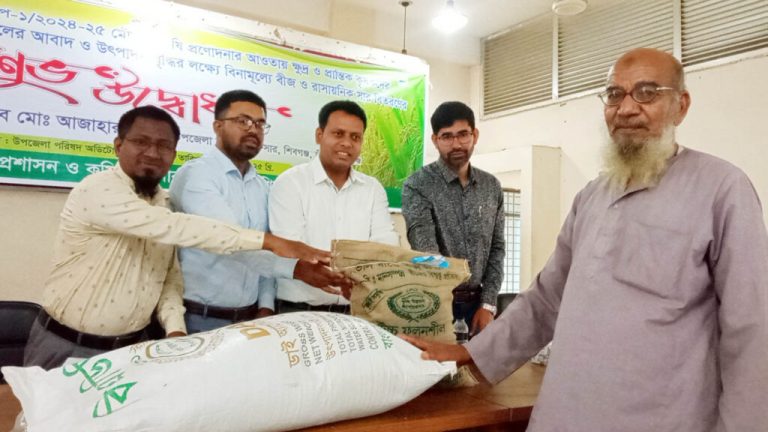 শিবগঞ্জে ৭ হাজার কৃষকের মাঝে ধান বীজ ও রাসায়নিক সার বিতরণ 