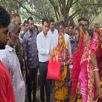 শিবগঞ্জে আগুনে ক্ষতিগ্রস্ত পরিবারের মাঝে খাদ্য-অর্থ সহায়তা বিতরণ