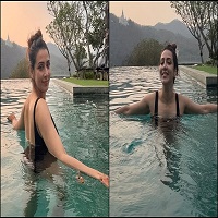 সুইমিংপুলে ‘রিল্যাক্স থেরাপি’ নিচ্ছেন মিম!