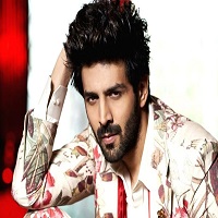 চিরচেনা কার্তিককে দেখা গেল অন্যরূপে