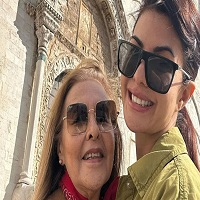 মাকে হারালেন জ্যাকলিন ফার্নান্দেজ