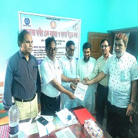 গোমস্তাপুরে মরনোত্তর দাবির চেক বিতরণ