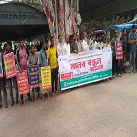 দৈনিক ৮ ঘণ্টা শ্রমসময় নির্ধারণসহ বিভিন্ন দাবিতে হোটেল শ্রমিকদের মানববন্ধন