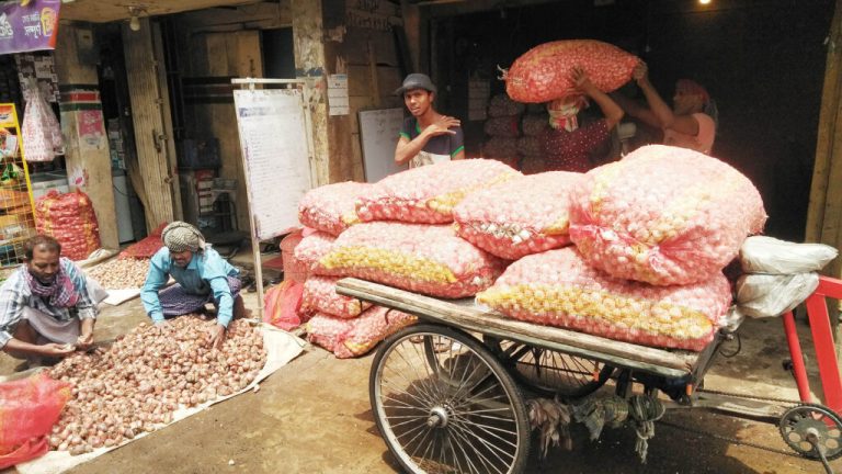 এক লাফে পেঁয়াজের দাম বেড়ে ৬০ টাকা কেজি