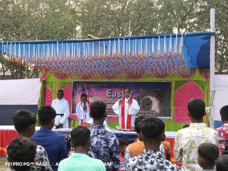 চাঁপাইনবাবগঞ্জে খ্রিস্টান সম্প্রদায়ের সূর্যোদয় উপাসনা অনুষ্ঠিত