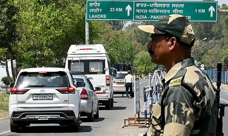 কাশ্মীরে ভারত ও পাকিস্তান সেনাদের গোলাগুলি