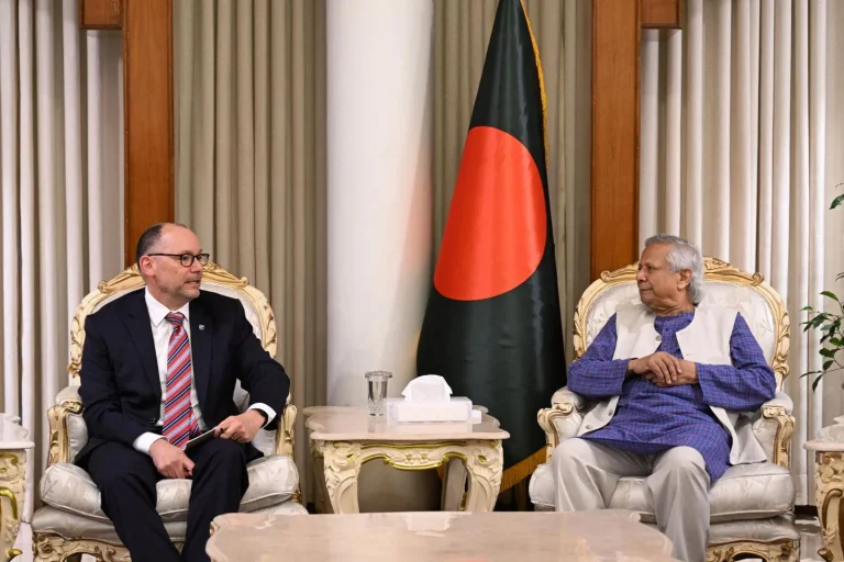 অধ্যাপক ইউনূসের সঙ্গে সাক্ষাৎ করেছেন পিটার হাস