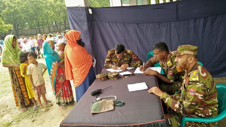 চাঁপাইনবাবগঞ্জে বিনামূল্যে চিকিৎসা ও ওষুধ দিল সেনাবাহিনী